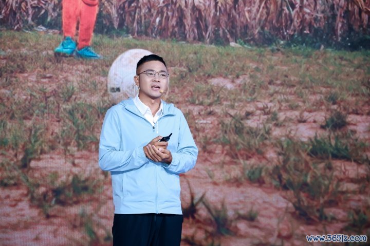 贵州省普安县罗汉中学欧阳谦，他所在的学校足球场是一派玉米地